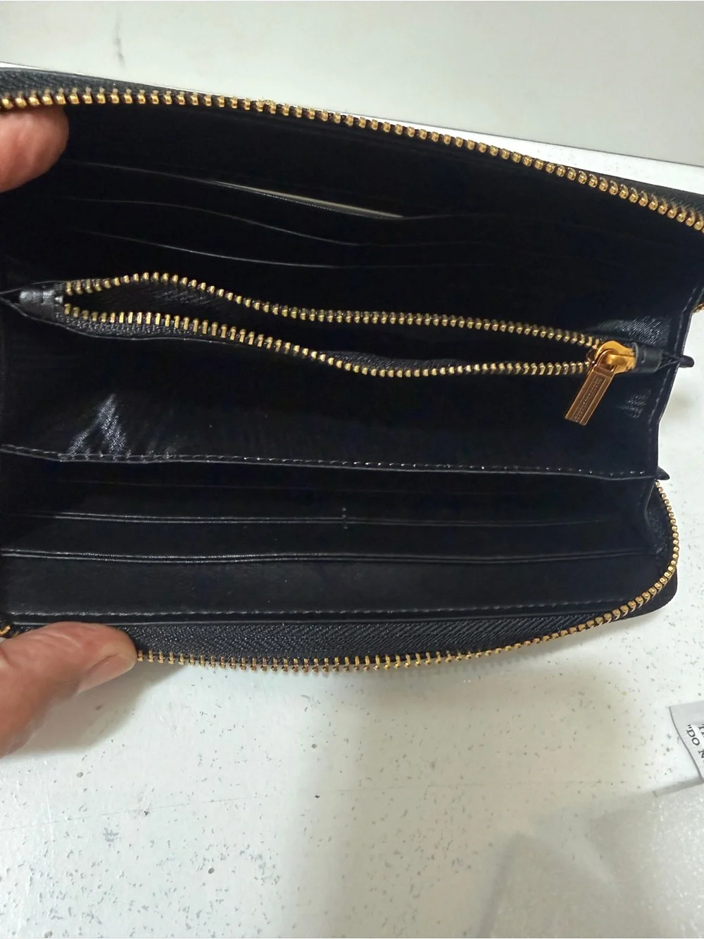 Fashion brand new Black Zip-Around Leather Wallet with a lot of compartments